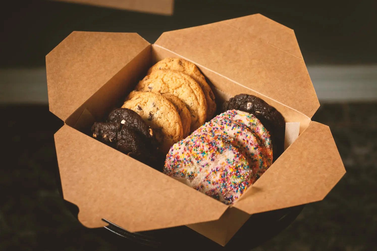 Pudełka na ciasteczka weselne – propozycje, w co zapakować słodkie podarunki dla bliskich