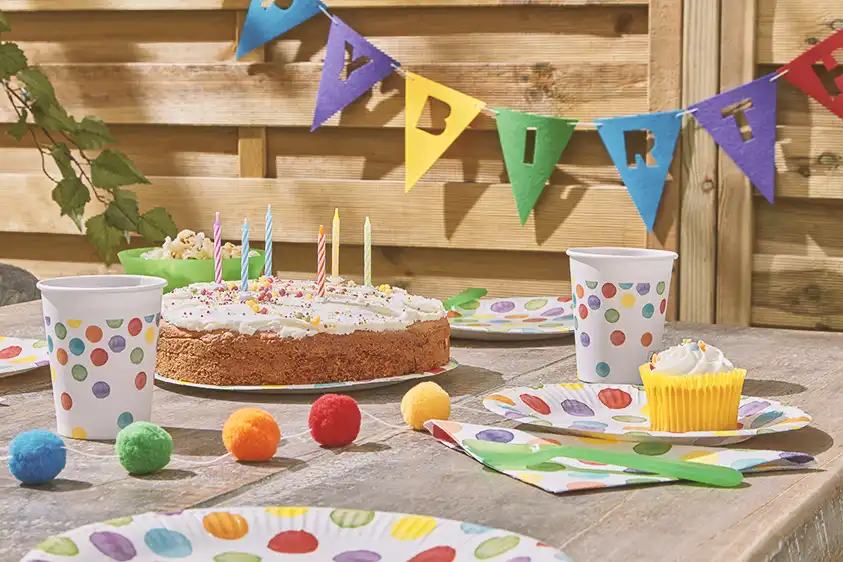 Jak zorganizować kinderbal i jakie dobrać dekoracje? Zastawa, balony, girlandy i inne dodatki 